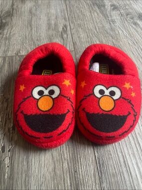 Kids Red Elmo Slip-On Slippers (XS-4)